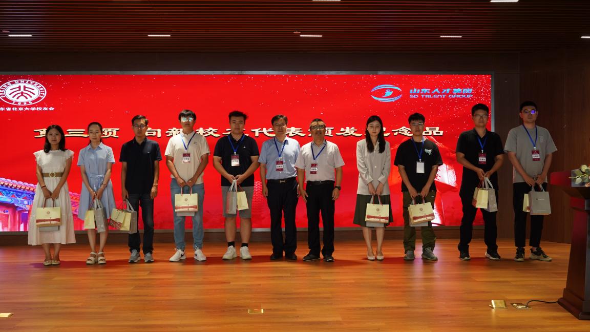 10.李文胜副会长、林宝磊校长向新校友代表颁发纪念品